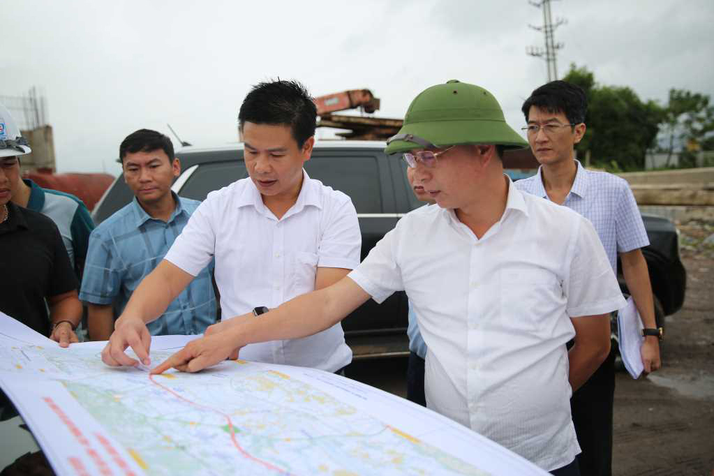 Phó Chủ tịch UBND tỉnh Quảng Ninh Lê Văn Ánh kiểm tra tiến độ thi công dự án Đường ven sông kết nối từ Đường cao tốc Hạ Long-Hải Phòng. Ảnh: QN.