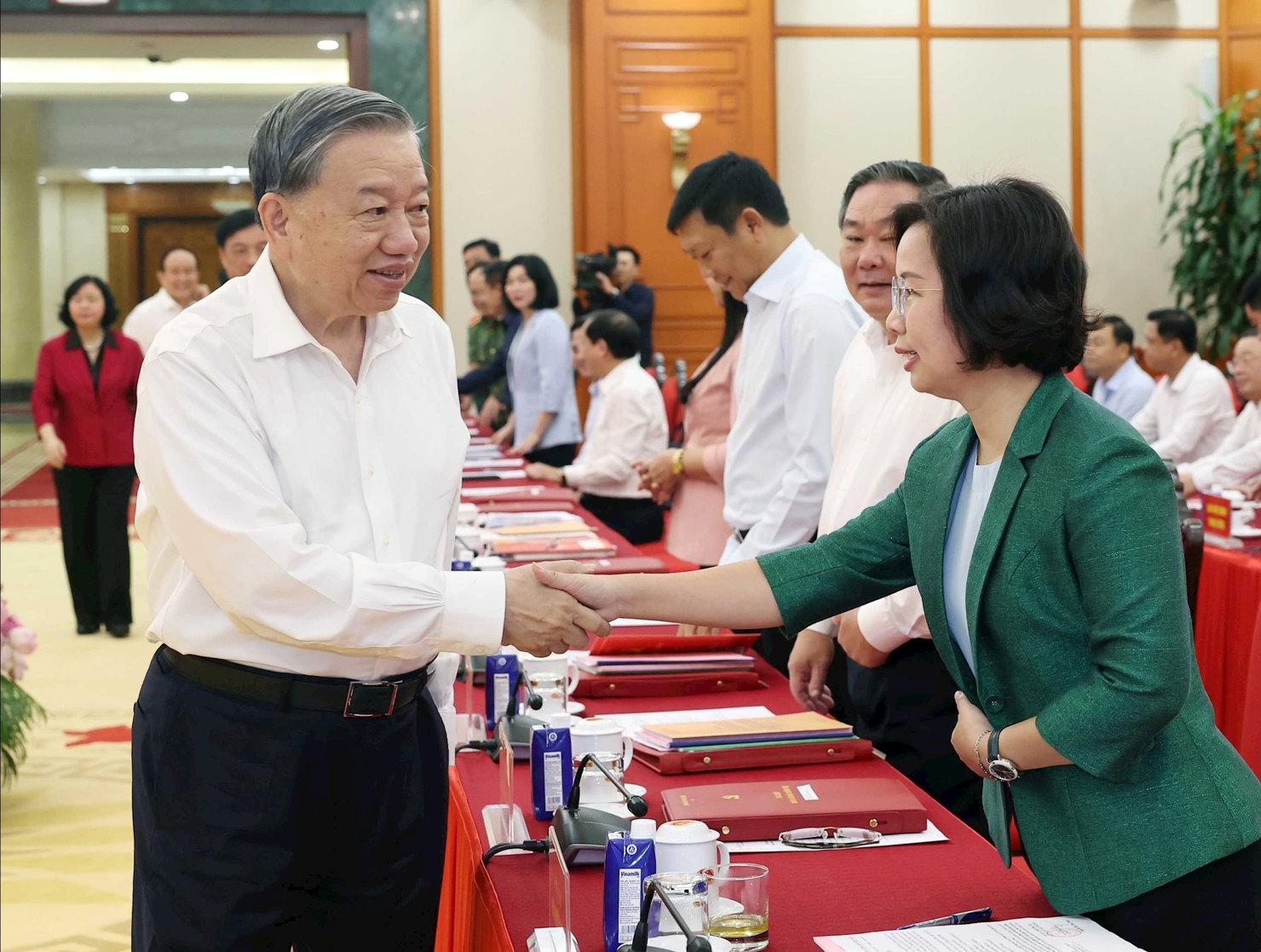 Tổng Bí thư Tô Lâm với các đại biểu Ban Thường vụ Thành ủy Hà Nội. Ảnh: Thống Nhất – TTXVN. 