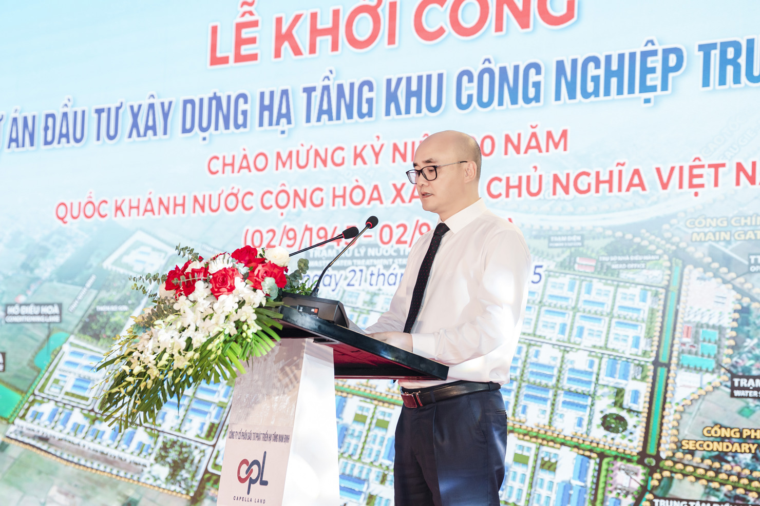 Ông Bùi Đình Chiên, Tổng giám đốc Capella Land, Chủ tịch HĐQT Công ty Cổ phần đầu tư phát triển hạ tầng Nam Định phát biểu, cam kết xây dựng KCN đảm bảo chất lượng và tiến độ cam kết