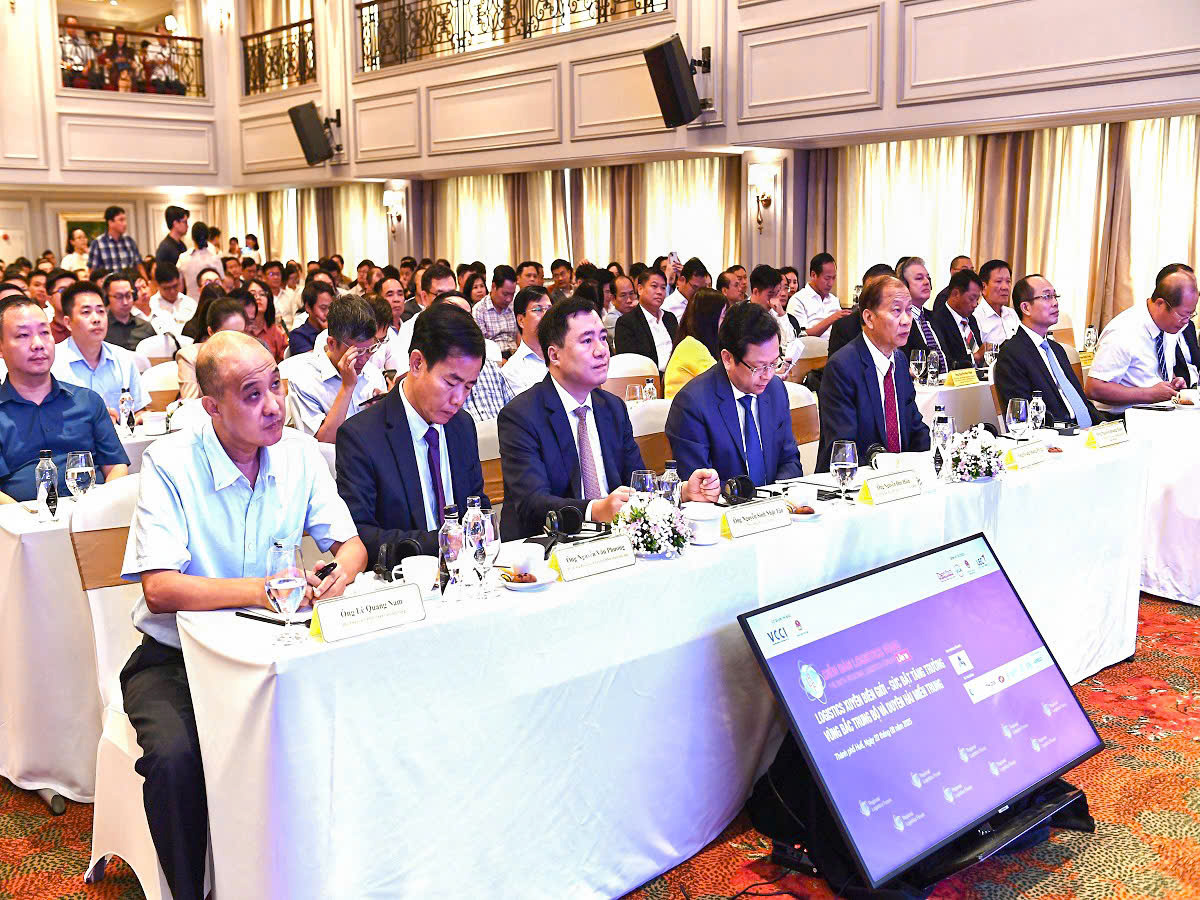 Nhiều&nbsp;chuy&ecirc;n gia, đại diện doanh nghiệp "hiến kế" để th&uacute;c đẩy ph&aacute;t triển ng&agrave;nh logistics tại v&ugrave;ng Bắc Trung Bộ, Duy&ecirc;n hải miền Trung tại Diễn đ&agrave;n.