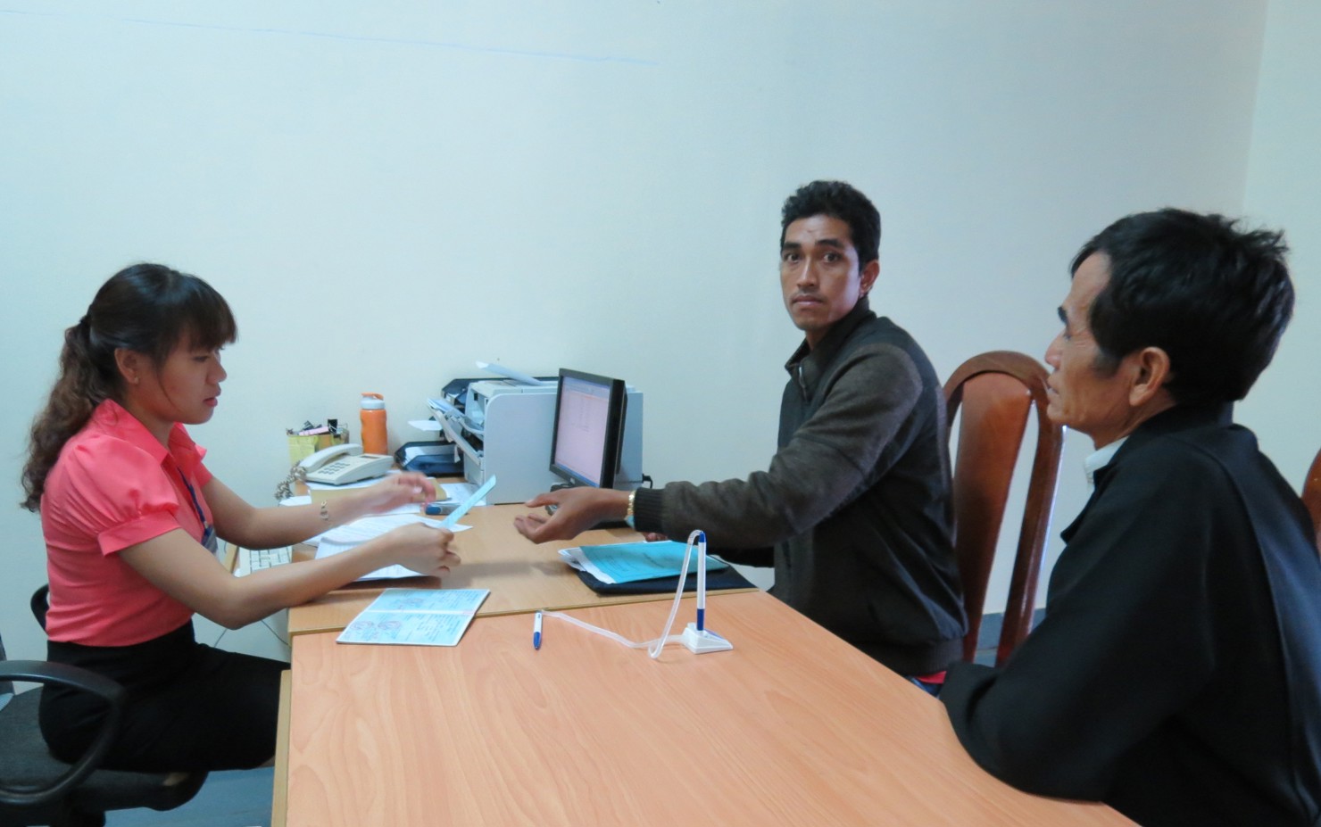 Giải quyết thủ tục li&ecirc;n quan đến BHXH cho người lao động l&agrave;m việc tại c&aacute;c doanh nghiệp ở&nbsp;Đắk Lắk.Ảnh: Phạm Thọ