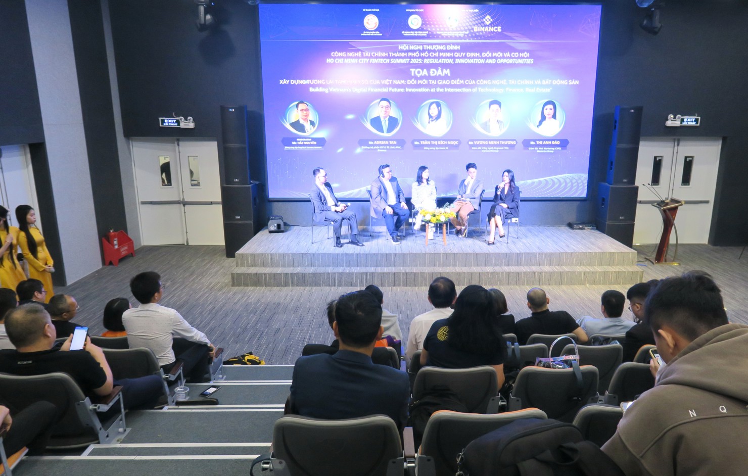 C&aacute;c chuy&ecirc;n gia kiến nghị, Việt Nam cần tập trung đầu tư hạ tầng c&ocirc;ng nghệ , ho&agrave;n thiện khung ph&aacute;p l&yacute; dữ liệu quốc gia để ph&aacute;t triển nền kinh tế số. Ảnh: Đức Mỹ