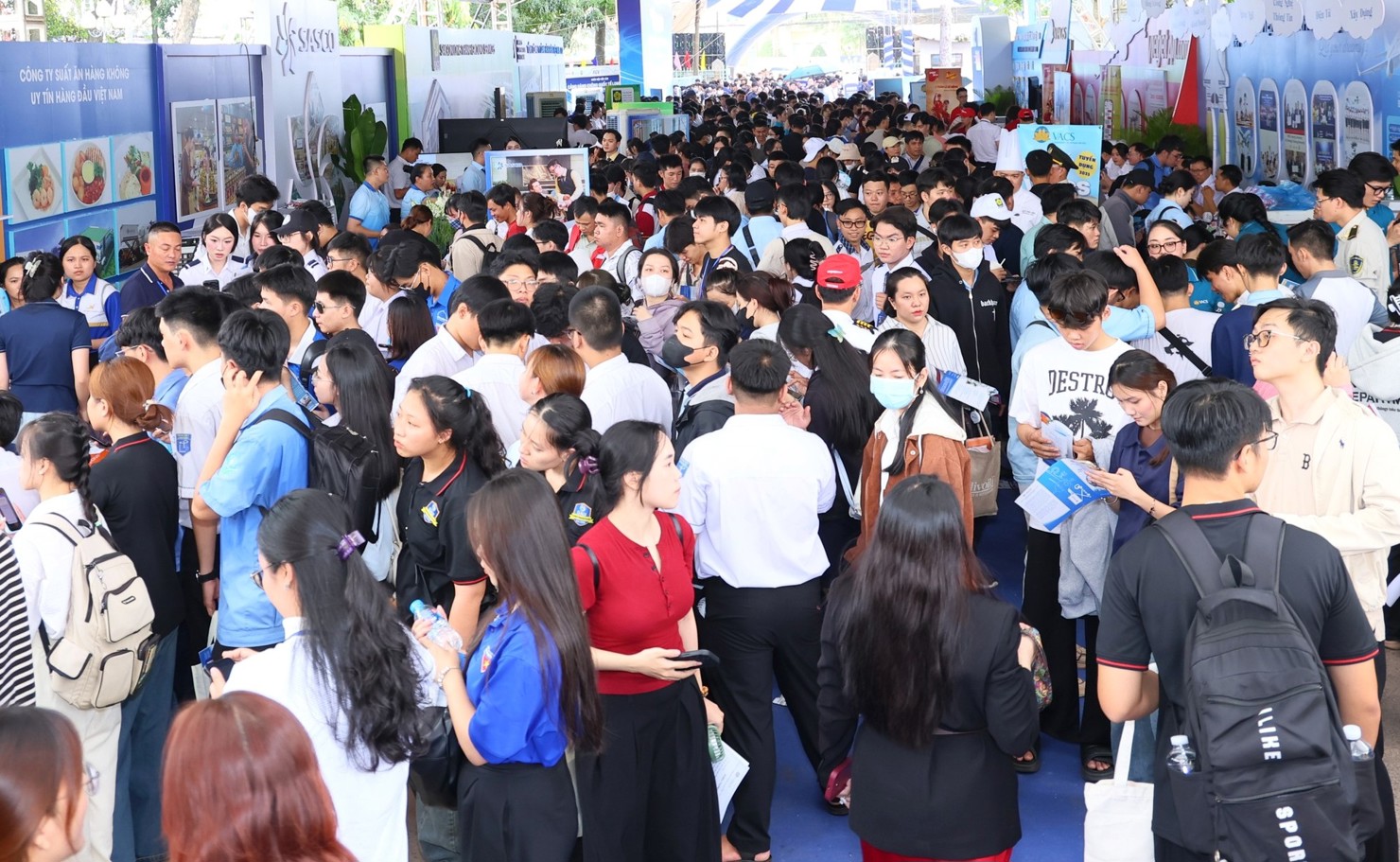 Hàng ngàn lao động tìm kiếm 3.000 vị trí việc làm đầu tiên tại sân bay Long Thành. Ảnh: PT 