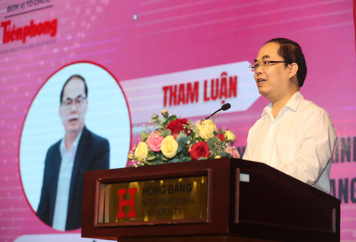 TS. Tạ Mạnh Hùng - Cục Phó Cục Quản lý Dược, Bộ Y tế thông tin tại hội thảo