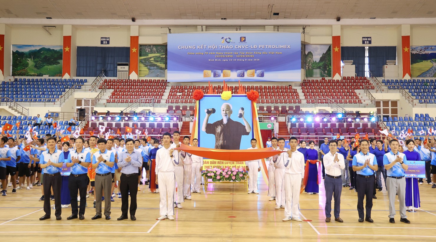 Các lãnh đạo trao hoa và cờ động viên tinh thần các vận động viên.