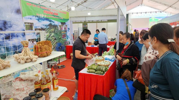 Gian hàng triển lãm, trưng bày, giới thiệu sản phẩm tại Hội chợ xúc tiến thương mại sản phẩm OCOP tỉnh Cao Bằng 