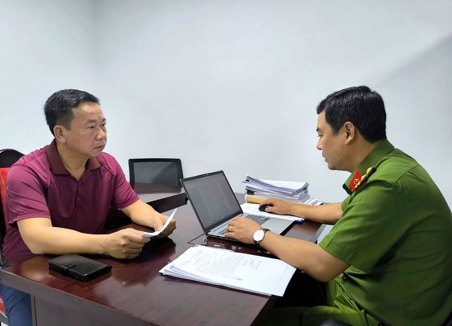 Cơ quan C&ocirc;ng an l&agrave;m việc với đối tượng Nguyễn Văn San. Ảnh: C&ocirc;ng an tỉnh Bắc Ninh.