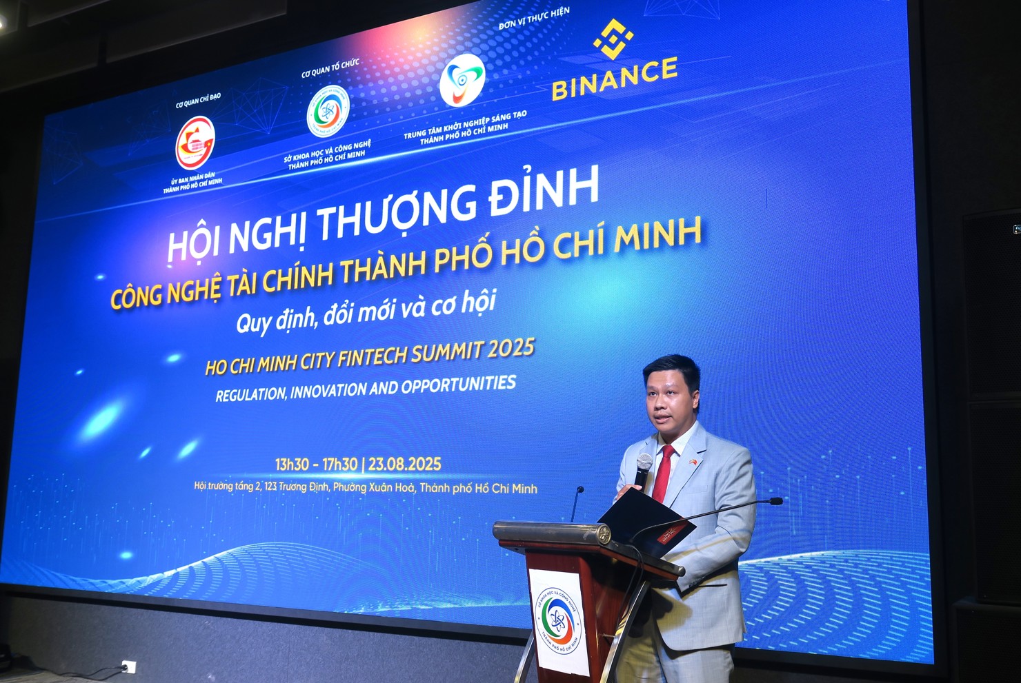 TS. L&yacute; Ho&agrave;ng Vũ, đại diện bộ phận Quản l&yacute; dịch vụ t&agrave;i ch&iacute;nh tại Đại sứ qu&aacute;n Anh ph&aacute;t biểu tại sự kiện. Ảnh: Đức Mỹ