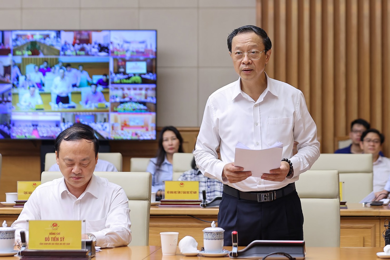 Ông Phạm Ngọc Thưởng - Thứ trưởng Bộ Giáo dục và Đào tạo trình bày nhóm nhiệm vụ trọng tâm năm học 2025 - 2026.