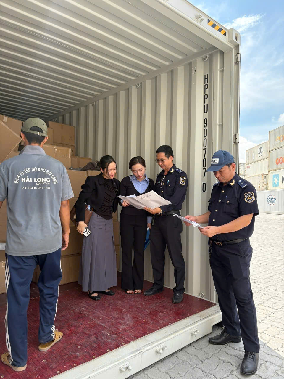 Lực lượng Hải quan ph&aacute;t hiện, ngăn chặn cả container h&agrave;ng giả, h&agrave;ng lậu