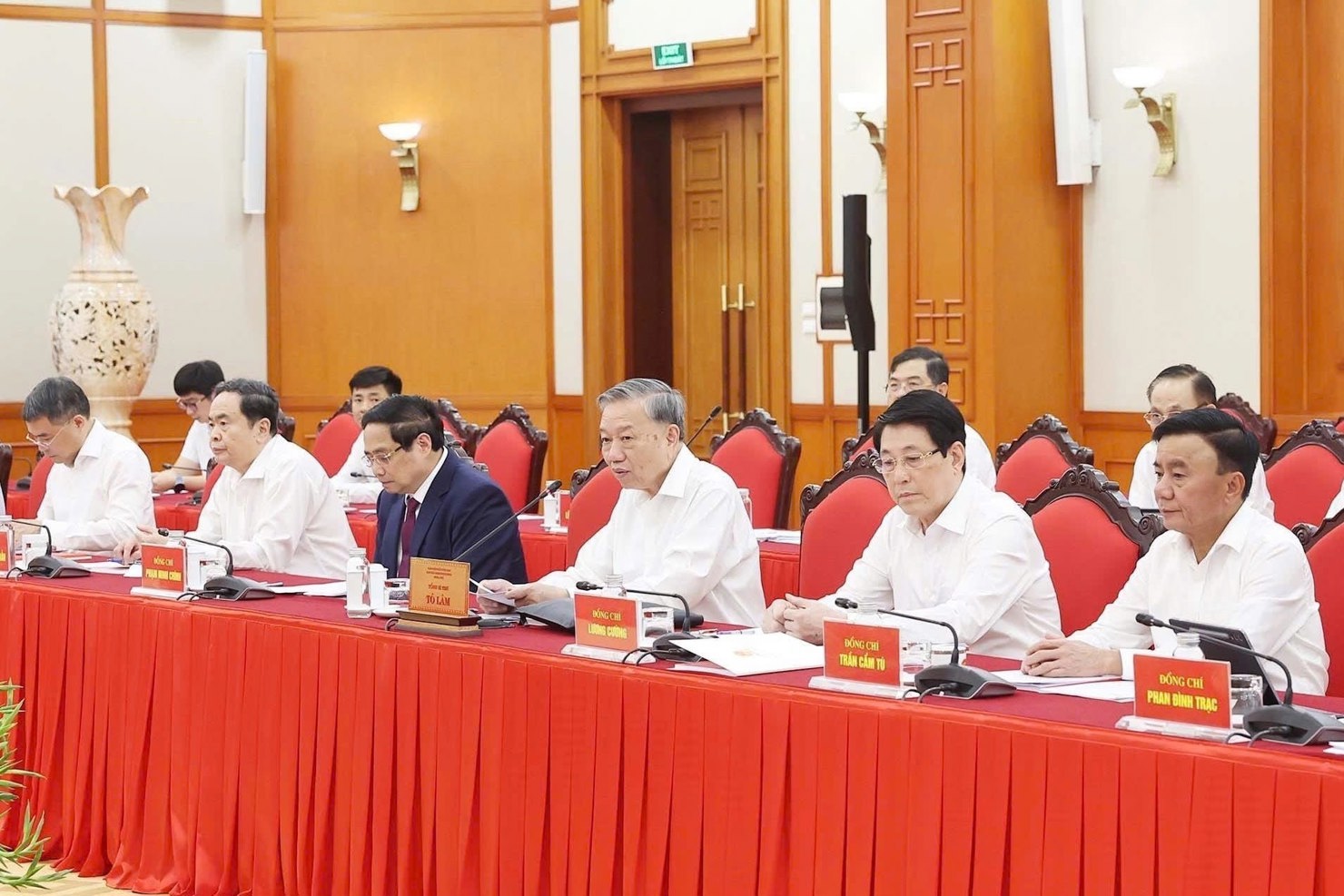 Bộ Ch&iacute;nh trị đ&atilde; l&agrave;m việc với Ban Thường vụ Qu&acirc;n ủy Trung ương. Ảnh: Thống Nhất - TTXVN. &nbsp;