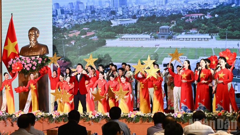 Một tiết mục văn nghệ đặc sắc được biểu diễn ch&agrave;o mừng Hội nghị. (Ảnh: TRẦN HẢI)