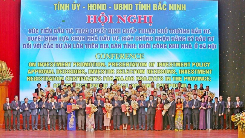Tại Hội nghị xúc tiến đầu tư chiều ngày 15/8, tỉnh Bắc Ninh trao chứng nhận đầu tư cho một loạt dự án FDI