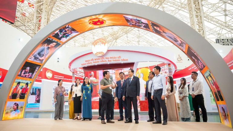 Chủ tịch Quốc hội Trần Thanh Mẫn thăm gian trưng bày của Viện Hàn lâm Khoa học Xã hội Việt Nam. (Ảnh: DUY LINH)