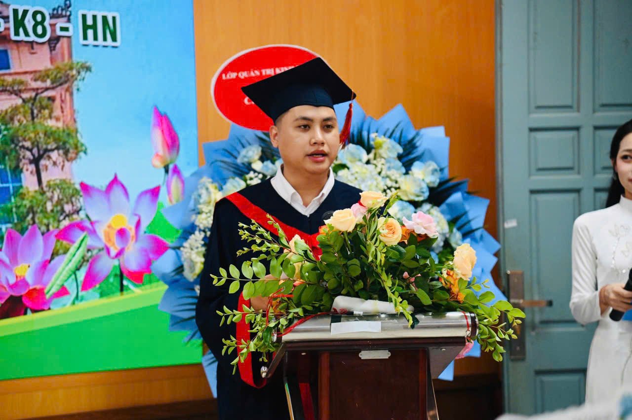 Tân cử nhân Lê Vũ Hồng Đức nhắn gửi thông điệp: "Dù ở độ tuổi nào, dù bận rộn đến đâu, chỉ cần có quyết tâm thì con đường học tập sẽ luôn rộng mở..."