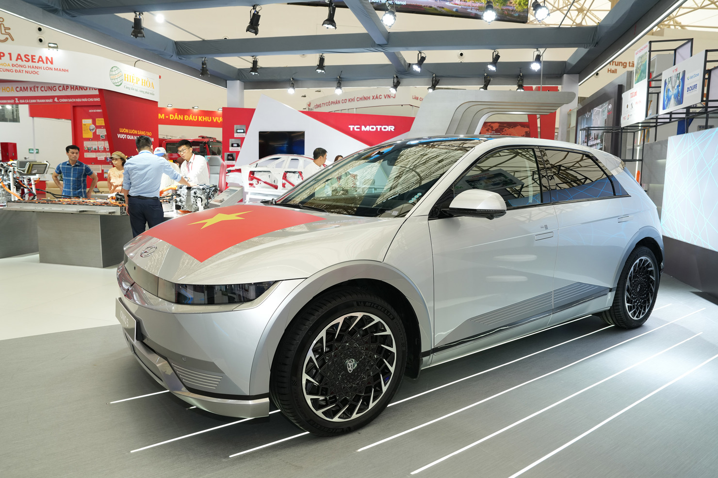 Xe điện Hyundai IONIQ 5 được Hyundai Th&agrave;nh C&ocirc;ng Việt Nam (HTV) sản xuất tại Việt Nam từ năm 2023, đ&aacute;nh dấu lần đầu ti&ecirc;n một mẫu xe điện c&ocirc;ng nghệ cao của Hyundai được sản xuất trong nước, tại nh&agrave; m&aacute;y số 2 của HTV ở Ninh B&igrave;nh.