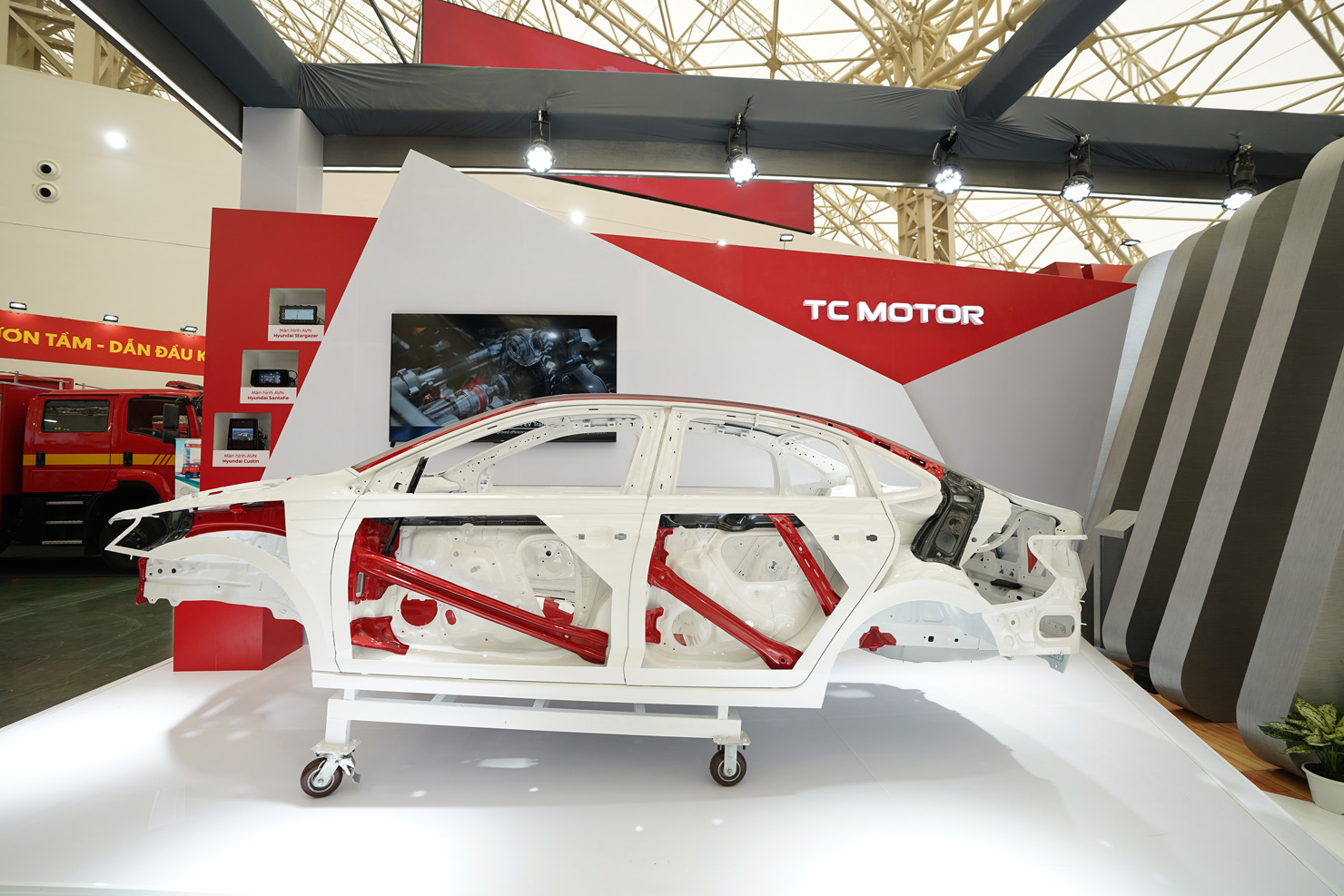 Hệ khung gầm MQB với tỉ lệ th&eacute;p chịu lực cao tr&ecirc;n xe Skoda Slavia. C&aacute;c mẫu xe ch&acirc;u &Acirc;u Skoda Slavia, Skoda Kushaq đang được sản xuất tại nh&agrave; Nh&agrave; m&aacute;y &Ocirc; t&ocirc; Th&agrave;nh C&ocirc;ng Việt Hưng.