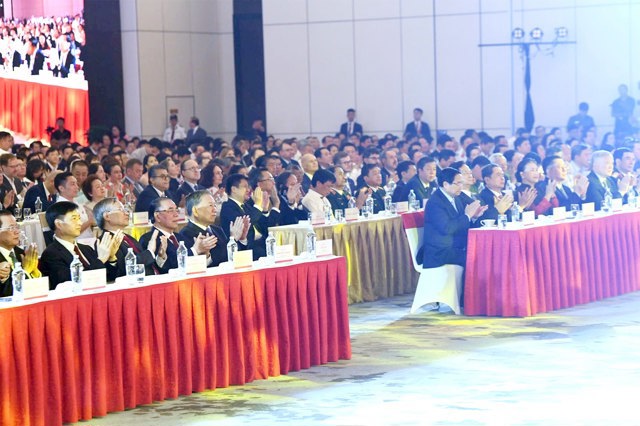 Tổng Bí thư Tô Lâm; nguyên Tổng Bí thư Nông Đức Mạnh; Thủ tướng Chính phủ Phạm Minh Chính; nguyên Thủ tướng Chính phủ Nguyễn Tấn Dũng; Chủ tịch Quốc hội Trần Thanh Mẫn; nguyên Chủ tịch Quốc hội Nguyễn Thị Kim Ngân và các đại biểu dự khai mạc Triển lãm 