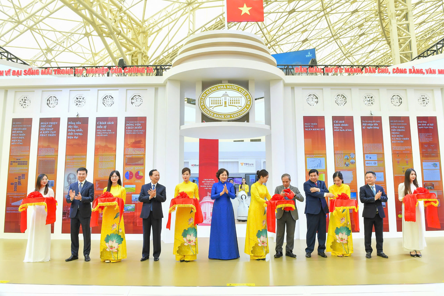 Các lãnh đạo Ngân hàng Nhà nước khai mạc gian trưng bày.
