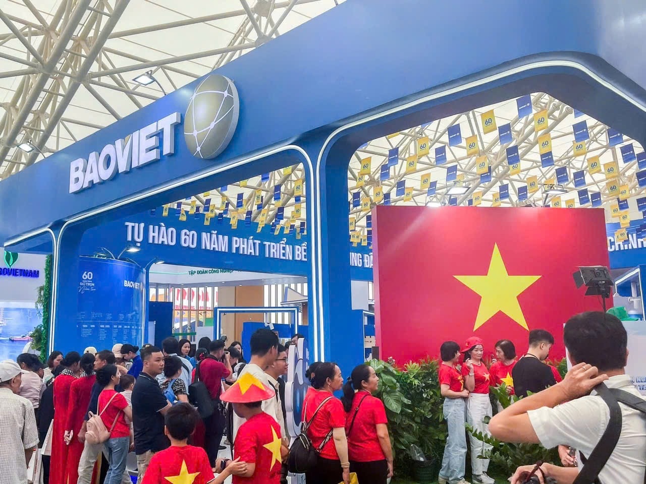 Hoạt động check-in cùng lá cờ Tổ quốc tại gian hàng của Tập đoàn Bảo Việt.