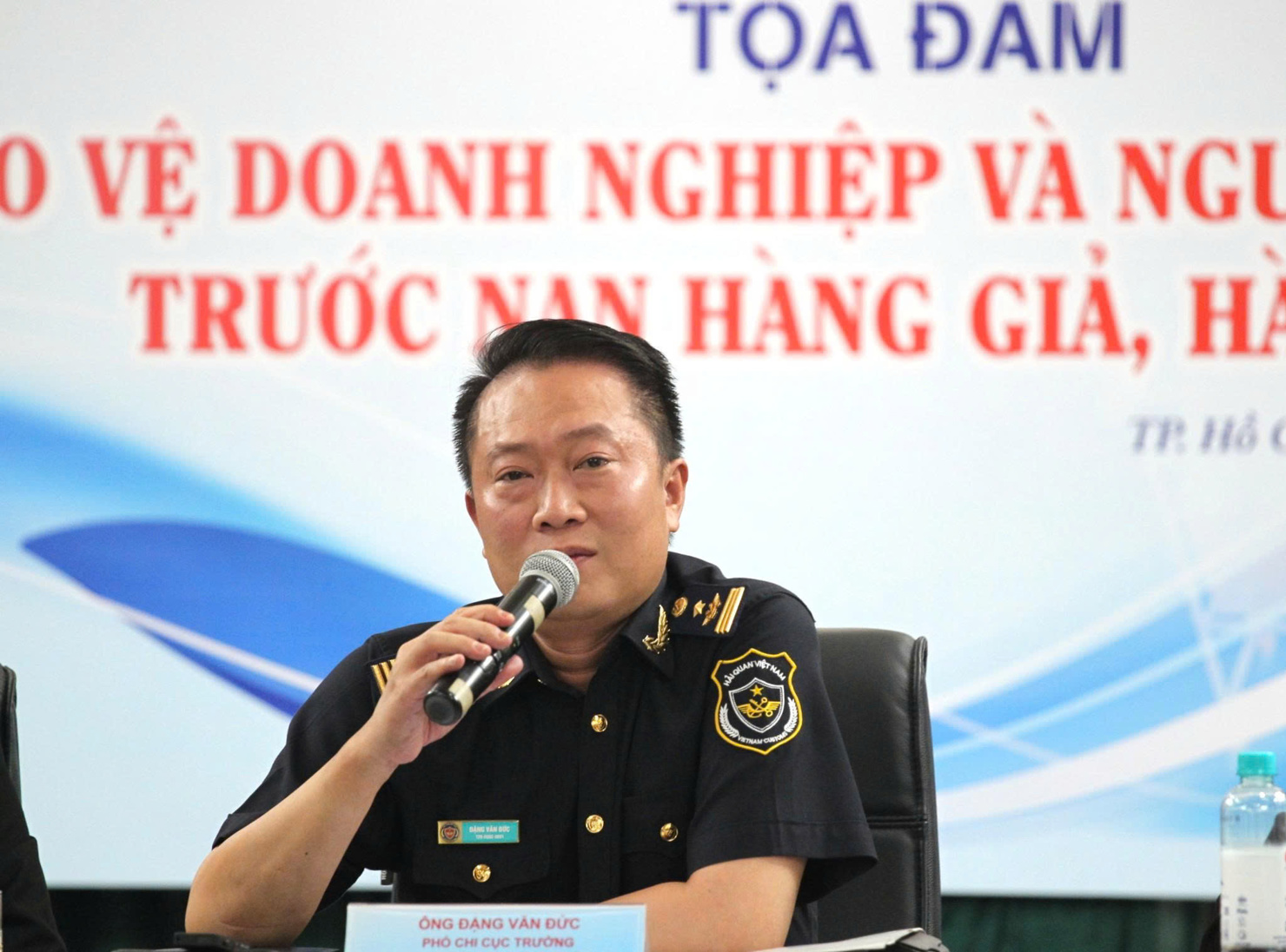 Ông Đặng Văn Đức - Phó Chi cục trưởng Chi cục Điều tra chống buôn lậu – Cục Hải quan thông tin tại Tọa đàm.