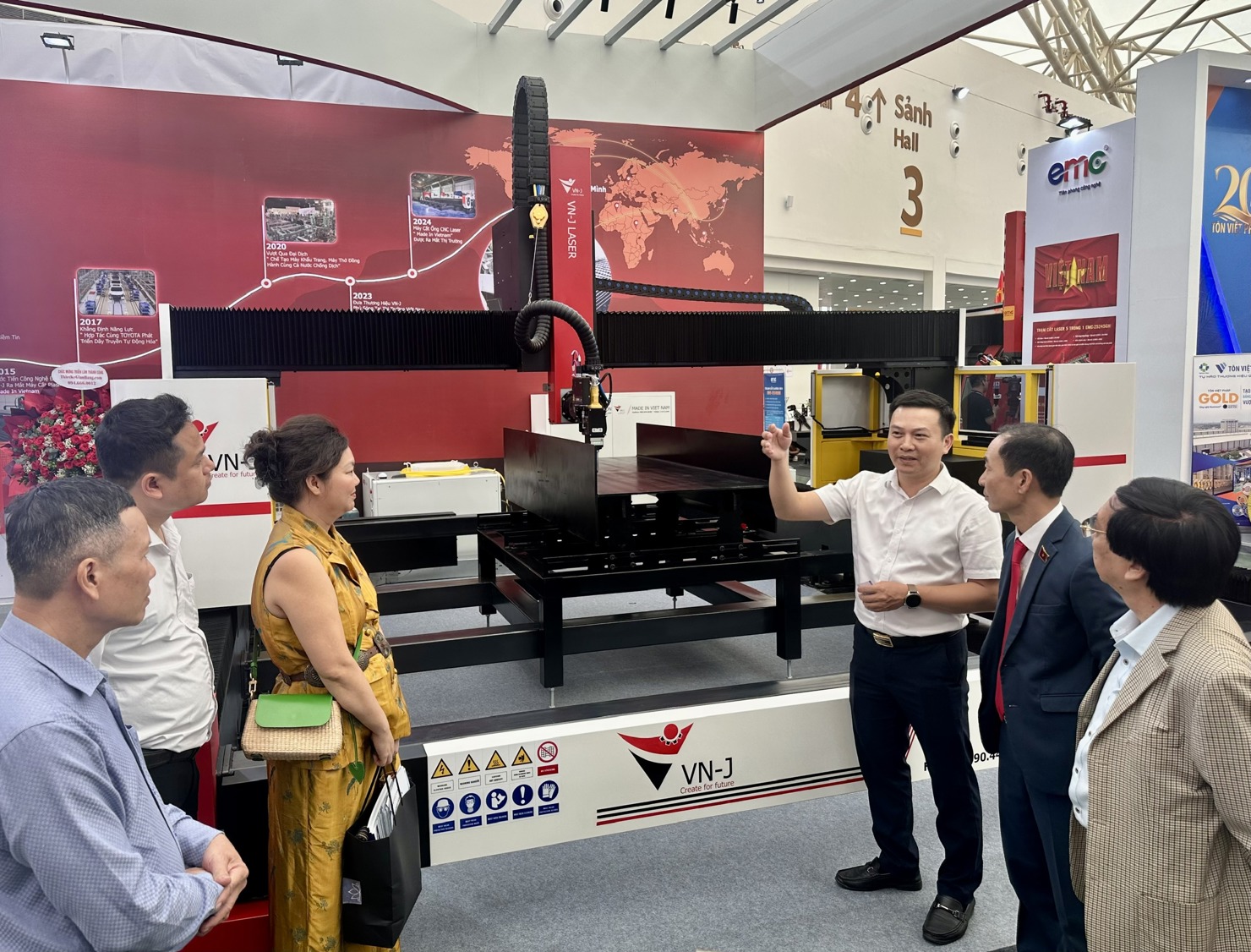 Lãnh đạo Công ty VN-J giới thiệu sản phẩm tới đoàn công tác của HANSIBA. Ảnh: HD