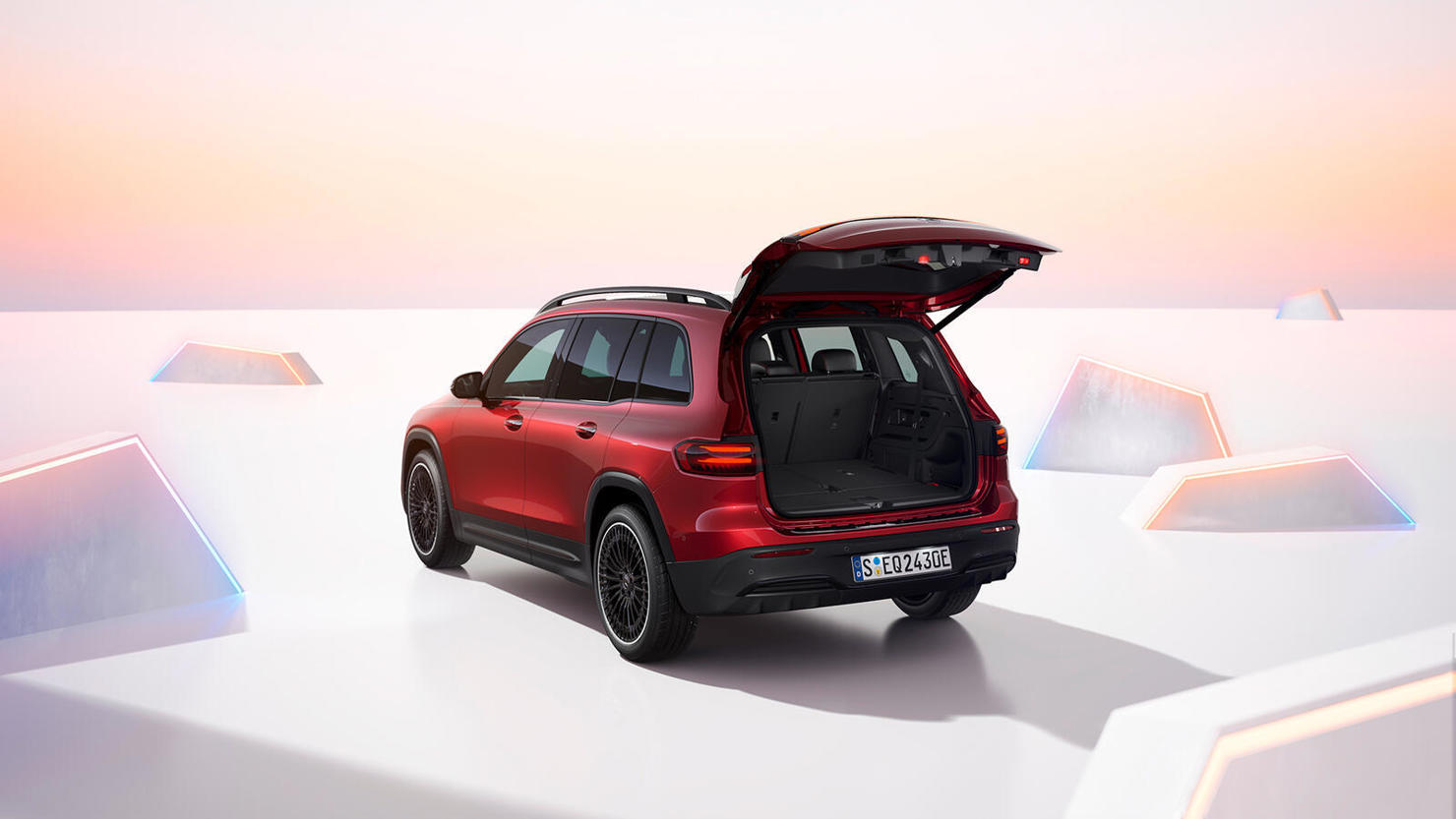 EQB 250, thêm một mẫu xe thuần điện được Mercedes-Benz giới thiệu ra thị trường Việt Nam - Ảnh 1