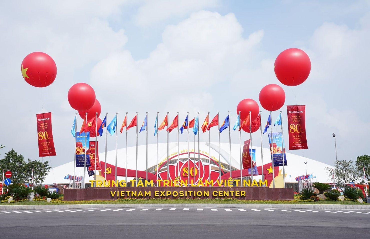 Trung tâm Triển lãm Việt Nam có tổng diện tích triển lãm trong nhà và ngoài trời lên tới 330.000m².