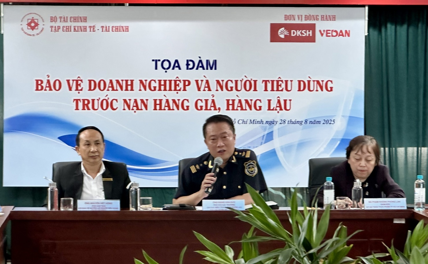 Ông Đặng Văn Đức chia sẻ tại tọa đàm. Ảnh: T.H