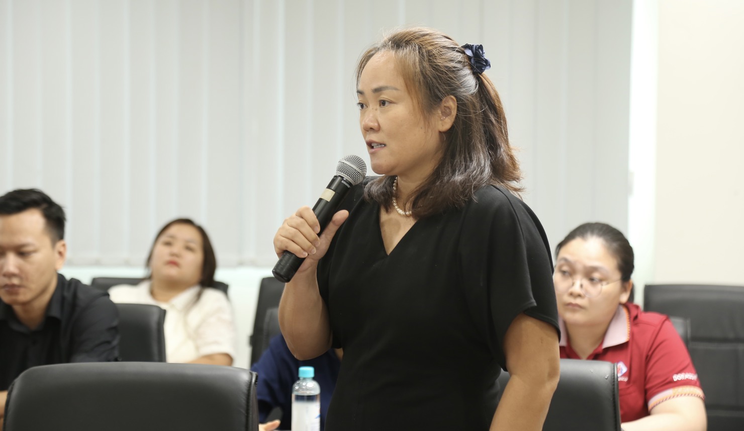 B&agrave; Trịnh Th&uacute;y Hằng &ndash; Đại diện C&ocirc;ng ty TNHH React Việt Nam ph&aacute;t biểu tại Toạ &nbsp;đ&agrave;m. Ảnh: L&ecirc; Văn