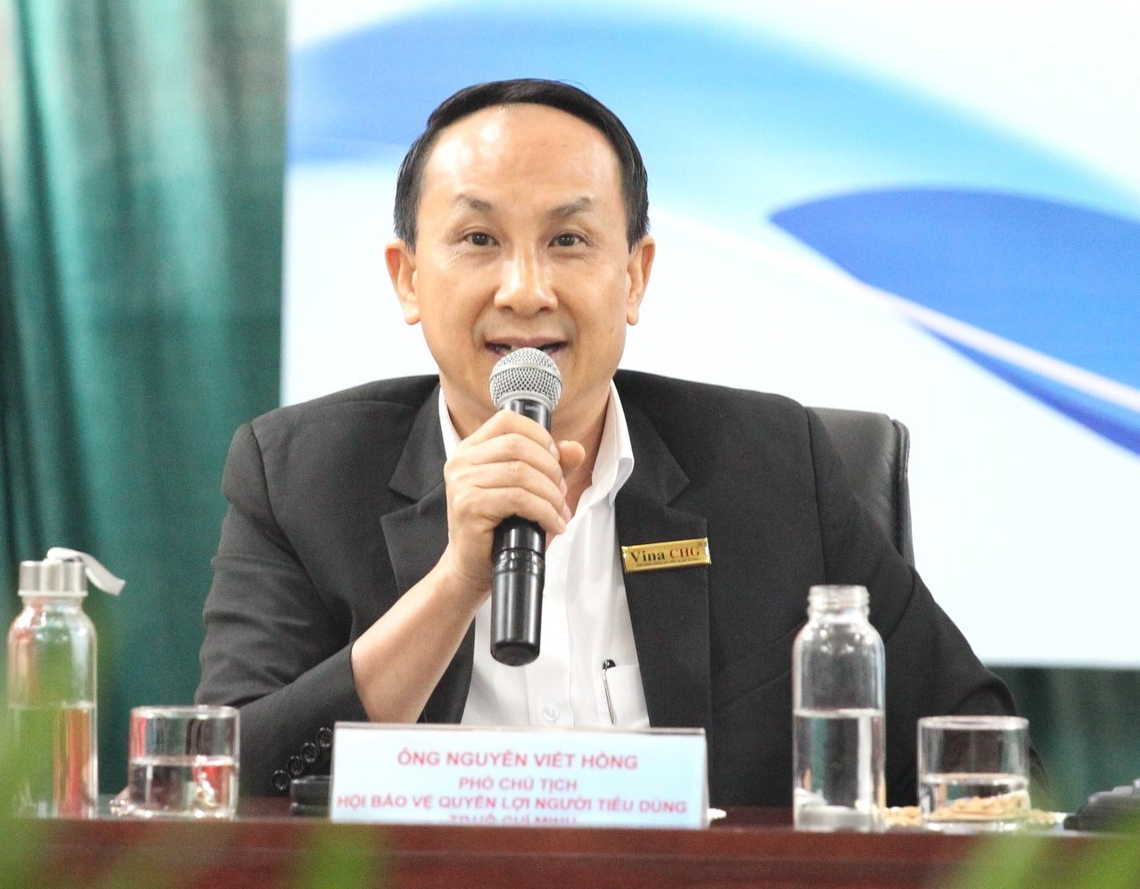 &Ocirc;ng Nguyễn Viết Hồng - Ph&oacute; Chủ tịch Hội Bảo vệ quyền lợi người ti&ecirc;u d&ugrave;ng TP. Hồ Ch&iacute; Minh ph&aacute;t biểu n&ecirc;u &yacute; kiến tại Tọa đ&agrave;m
