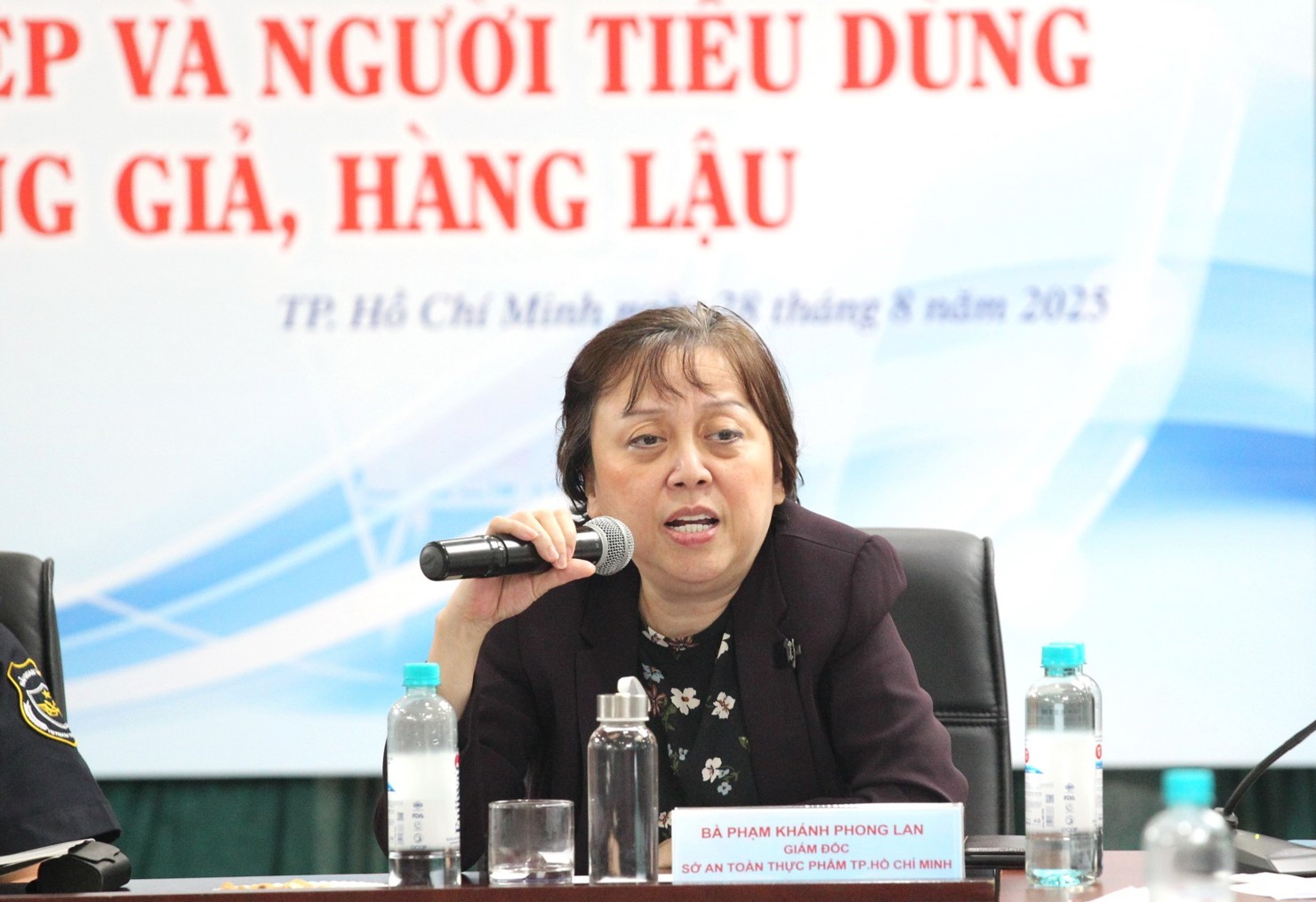 B&agrave; Phạm Kh&aacute;nh Phong Lan - Gi&aacute;m đốc Sở An to&agrave;n Thực phẩm TP. Hồ Ch&iacute; Minh ph&aacute;t biểu tại Tọa đ&agrave;m.