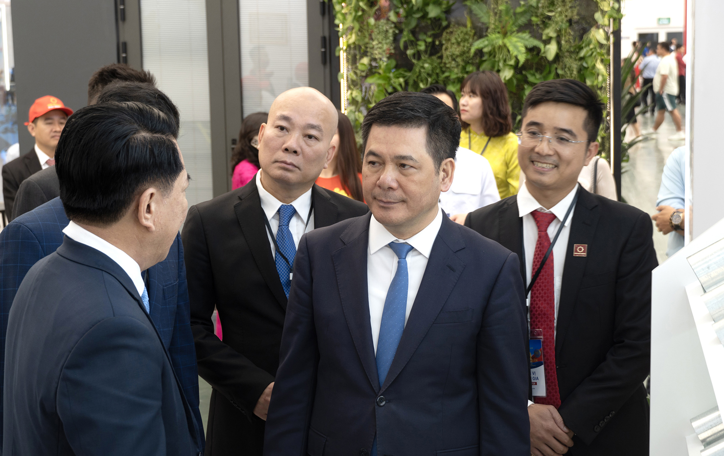 Bộ trưởng Bộ Công Thương Nguyễn Hồng Diên thăm gian hàng của Tập đoàn Hoa Sen.