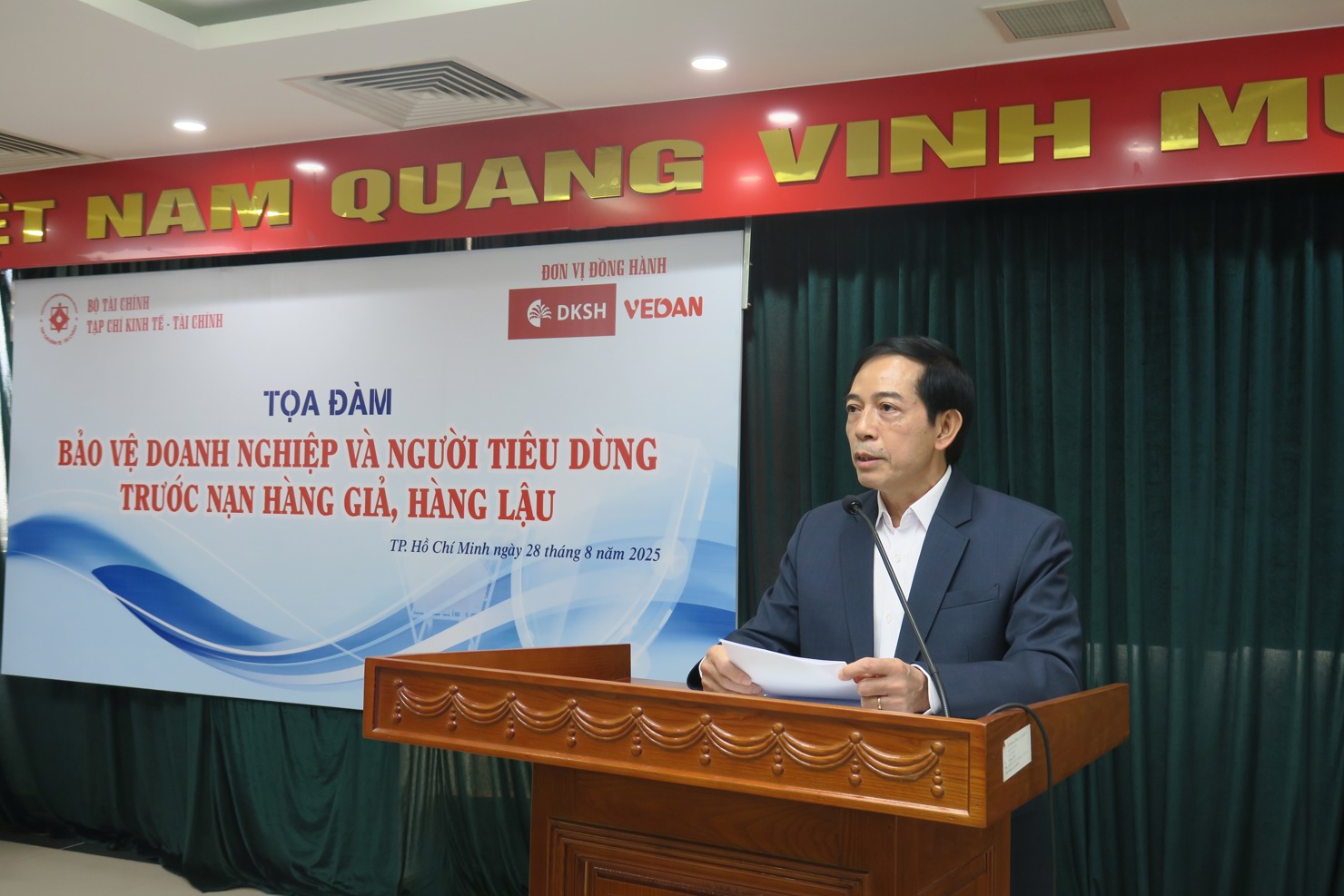 &Ocirc;ng Nguyễn Ch&iacute; Th&agrave;nh- Trưởng Văn ph&ograve;ng Đại diện Tạp ch&iacute; Kinh tế - T&agrave;i ch&iacute;nh ph&aacute;t biểu khai mạc tọa đ&agrave;m. Ảnh: Đức Mỹ