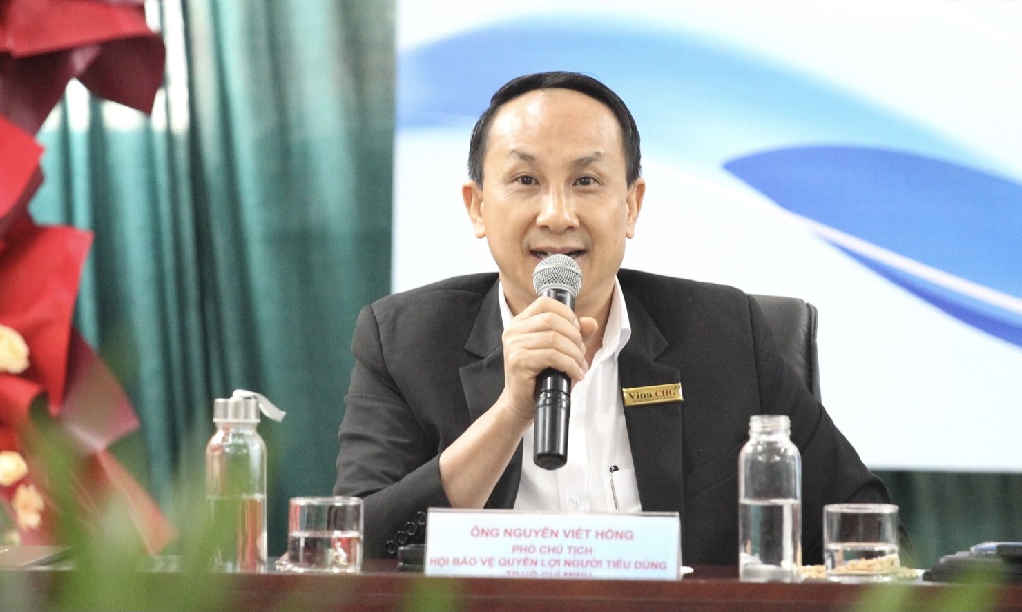 &Ocirc;ng Nguyễn Viết Hồng - Ph&oacute; Chủ tịch Hội Bảo vệ quyền lợi người ti&ecirc;u d&ugrave;ng TP. Hồ Ch&iacute; Minh th&ocirc;ng tin tại Toạ đ&agrave;m. Ảnh: Nguyễn V&acirc;n