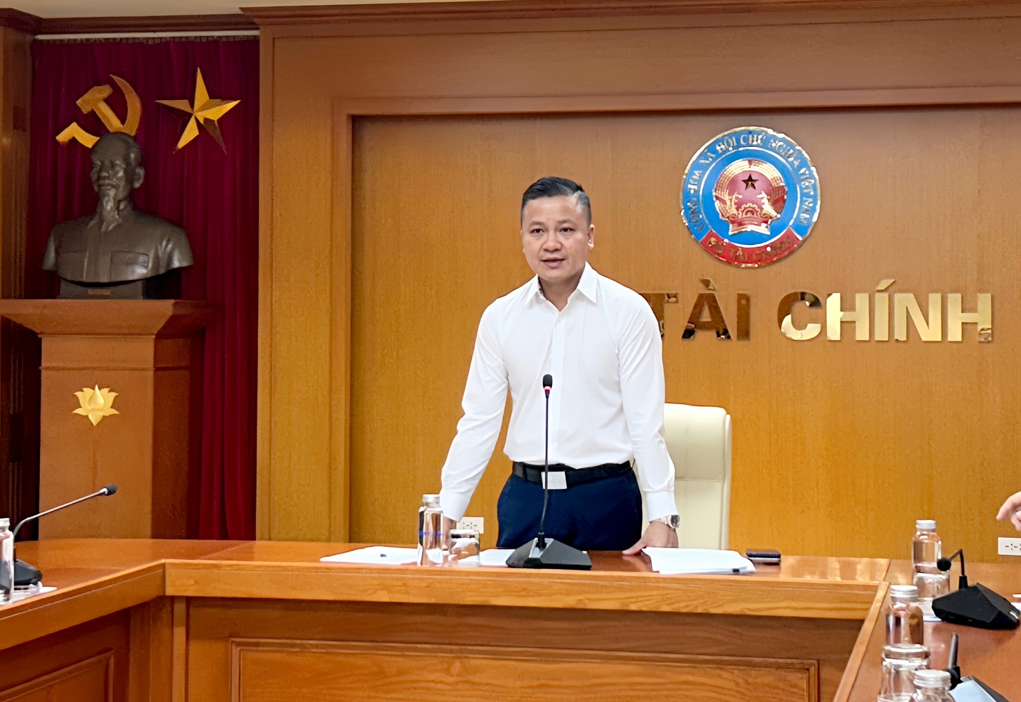 Đồng chí Lê Đôn - Ủy viên Ban Chấp hành Đảng bộ, Bí thư Đoàn Thanh niên Bộ Tài chính phát biểu tại Hội nghị. Ảnh: Gia Hân.