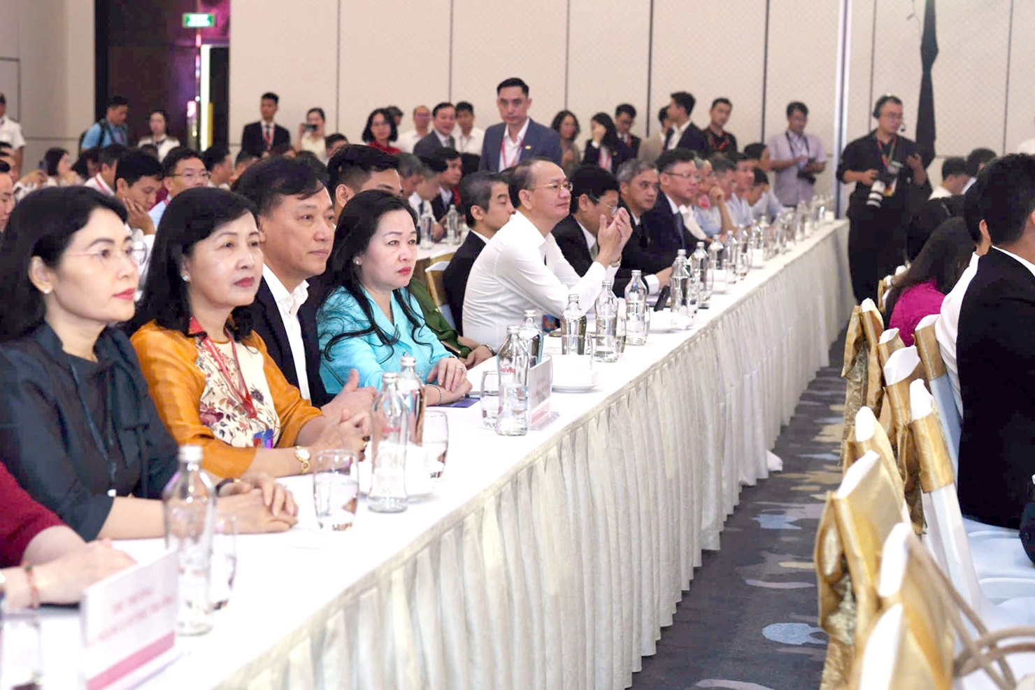 Các đại biểu dự khai mạc Triển lãm. 