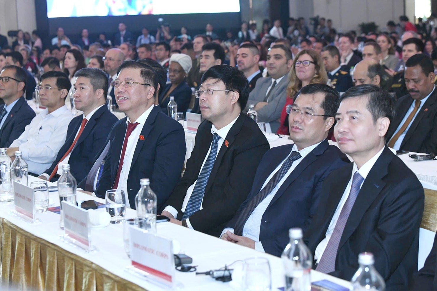 Các đại biểu dự khai mạc Triển lãm. 