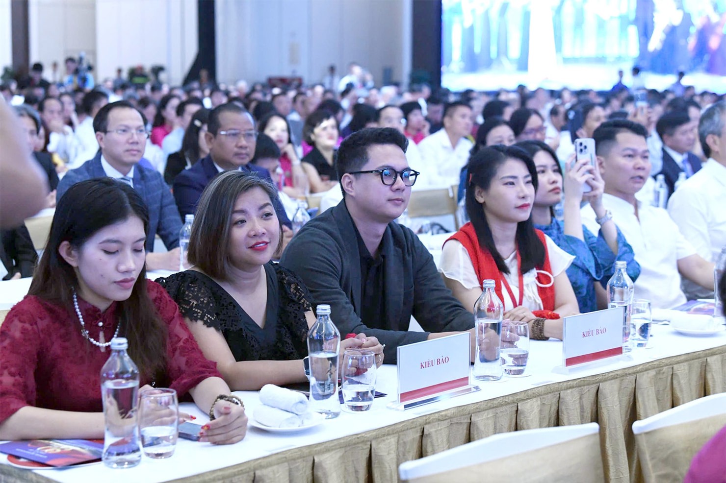 Các đại biểu dự khai mạc Triển lãm. 