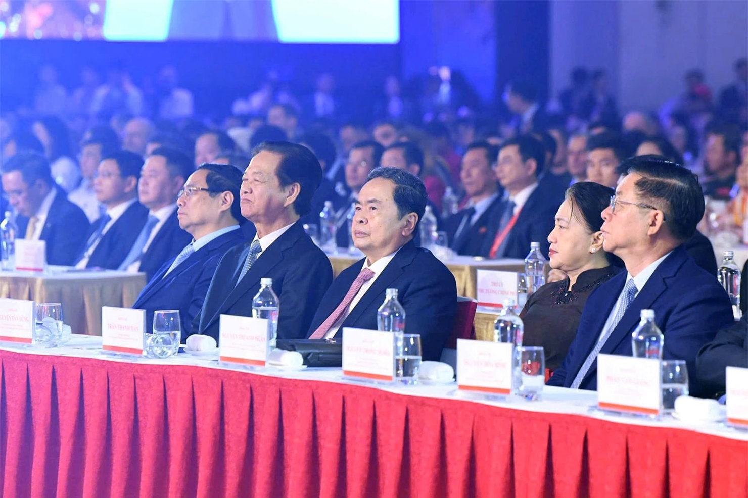 Thủ tướng Phạm Minh Chính; nguyên Thủ tướng Chính phủ Nguyễn Tấn Dũng; Chủ tịch Quốc hội Trần Thanh Mẫn; nguyên Chủ tịch Quốc hội Nguyễn Thị Kim Ngân cùng các đại biểu dự lễ khai mạc Triển lãm. 