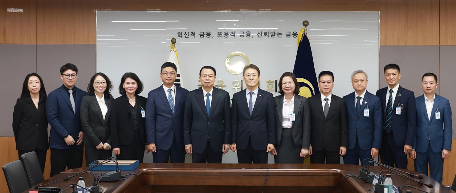 Thứ trưởng Bộ T&agrave;i ch&iacute;nh Nguyễn Đức Chi, Ph&oacute; Chủ tịch FSC Dae-young Kwon, Chủ tịch UBCKNN Vũ Thị Ch&acirc;n Phương chụp ảnh c&ugrave;ng th&agrave;nh vi&ecirc;n Đo&agrave;n tại buổi l&agrave;m việc.