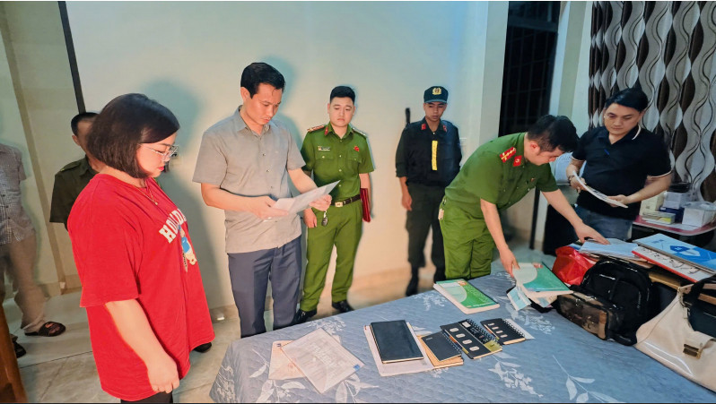 Cơ quan công an khám xét tại một địa điểm của đường dây tội phạm. Ảnh: Công an tỉnh Lào Cai.