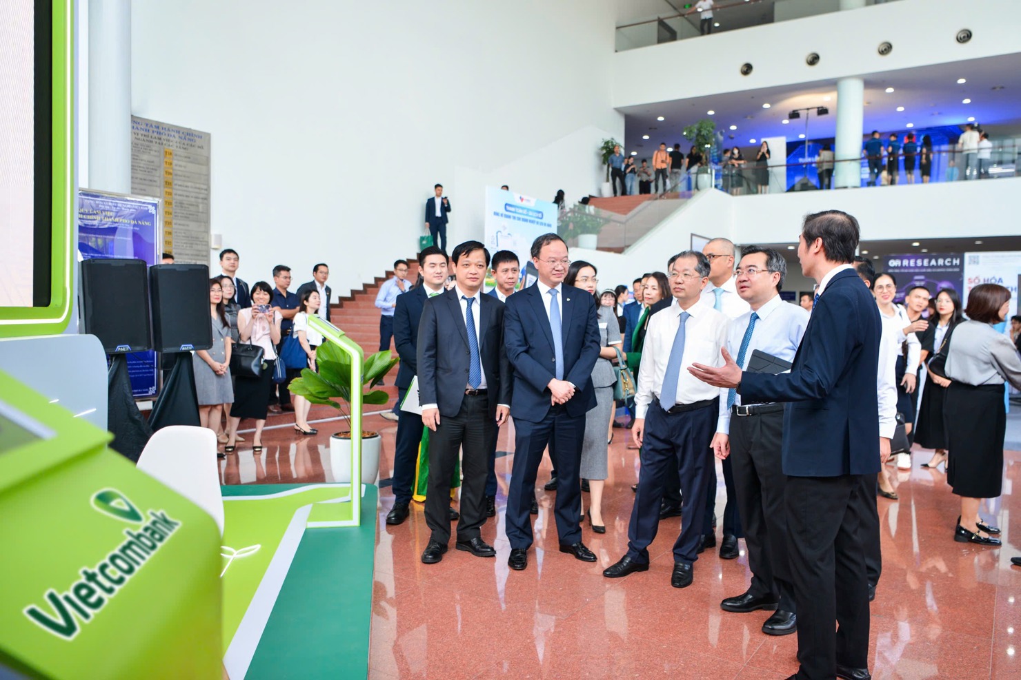 &Ocirc;ng L&ecirc; Quang Vinh - Tổng Gi&aacute;m đốc Vietcombank c&ugrave;ng &ocirc;ng Nguyễn Thanh Nghị - UV BCH TW Đảng, Trưởng Ban Ch&iacute;nh s&aacute;ch, chiến lược Trung ương v&agrave; đo&agrave;n đại biểu&nbsp; thăm kh&ocirc;ng gian triển l&atilde;m của Vietcombank.