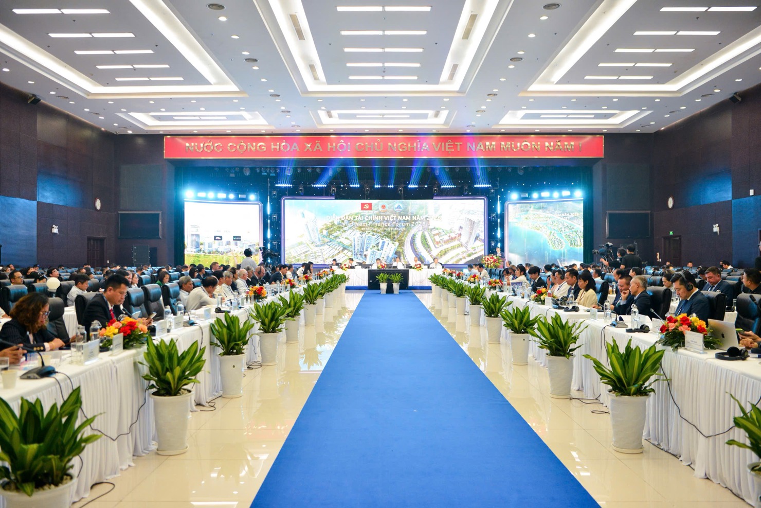 To&agrave;n cảnh phi&ecirc;n to&agrave;n thể Diễn đ&agrave;n t&agrave;i ch&iacute;nh thường ni&ecirc;n Việt Nam năm 2025.