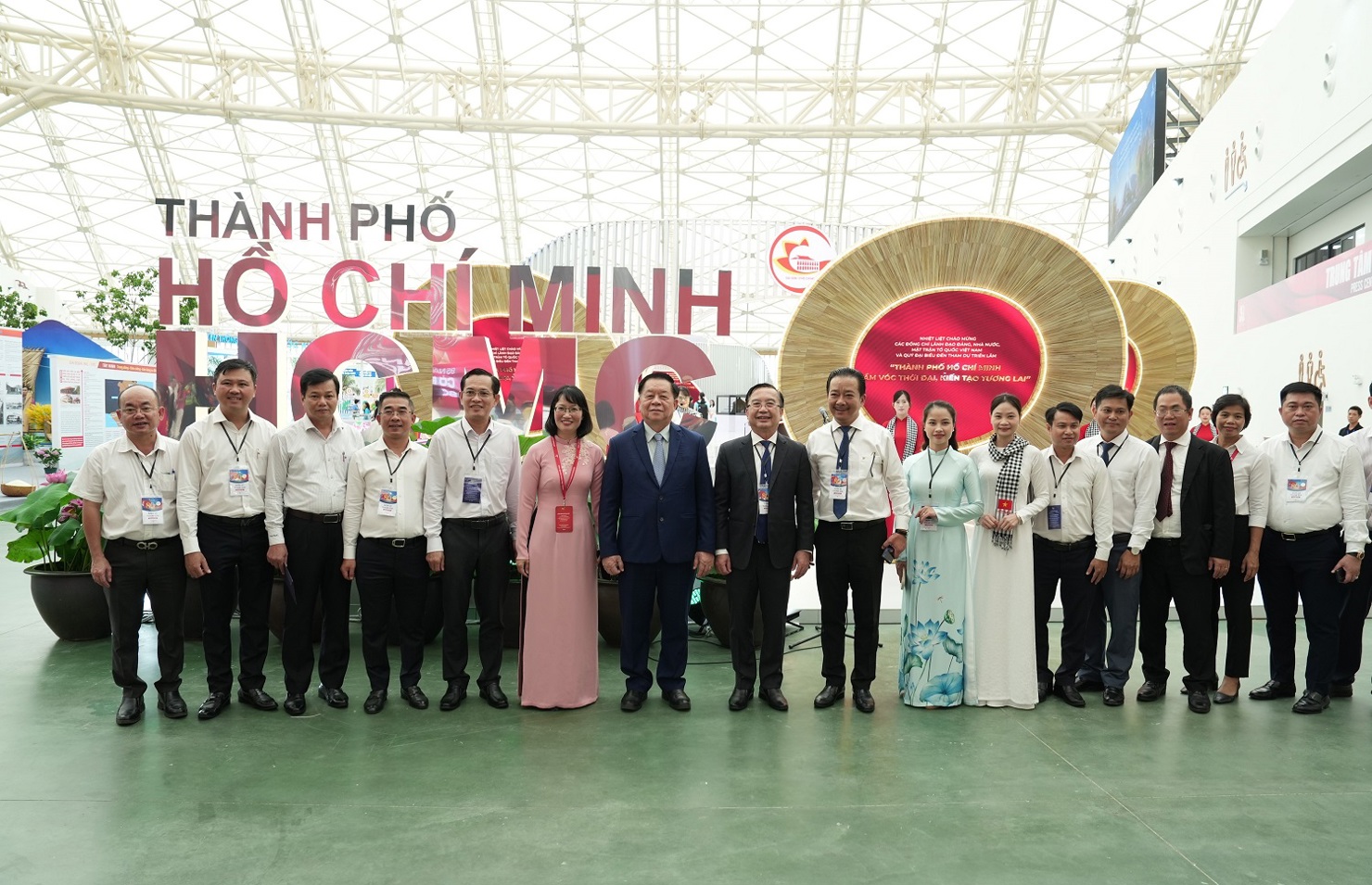 Các đại biểu tham quan khu triển lãm TP. Hồ Chí Minh