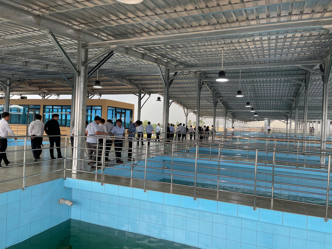 Kh&aacute;ch tham quan khu xử l&yacute; nước.