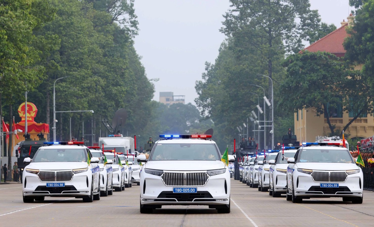 C&aacute;c lực lượng c&ugrave;ng phương tiện cơ động diễu h&agrave;nh qua lễ đ&agrave;i.