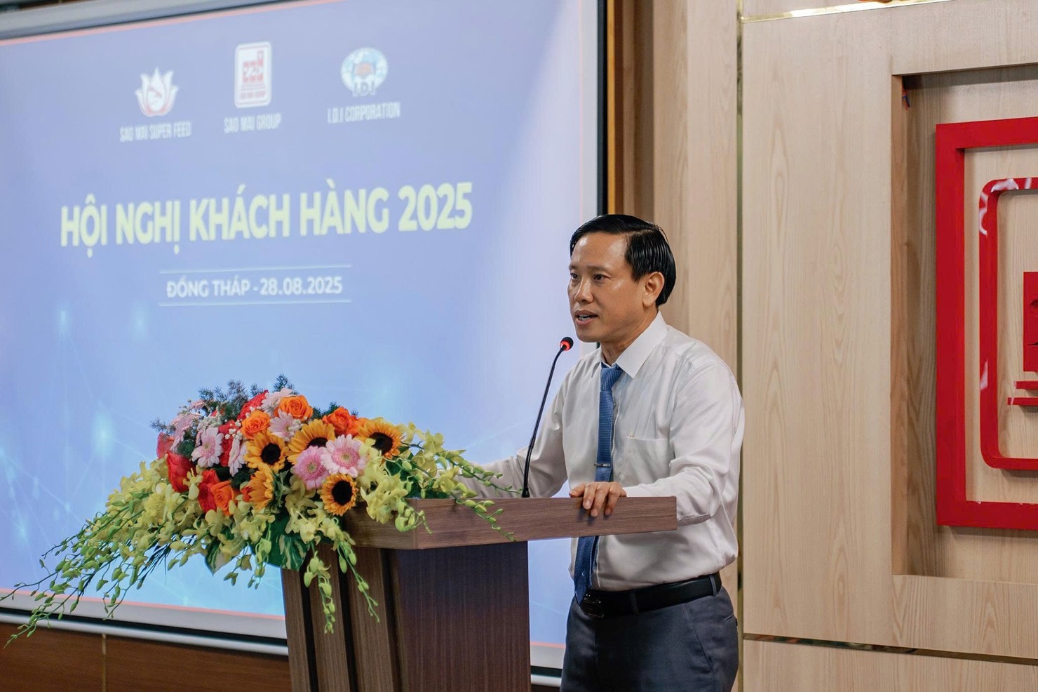 Ông Lê Văn Cảnh - Tổng Giám đốc Cty IDI phát đi thông điệp xuyên suốt: “Không đi trước, không đi sau - mà luôn đồng hành cùng hộ nuôi, dù trong thuận lợi hay khó khăn".