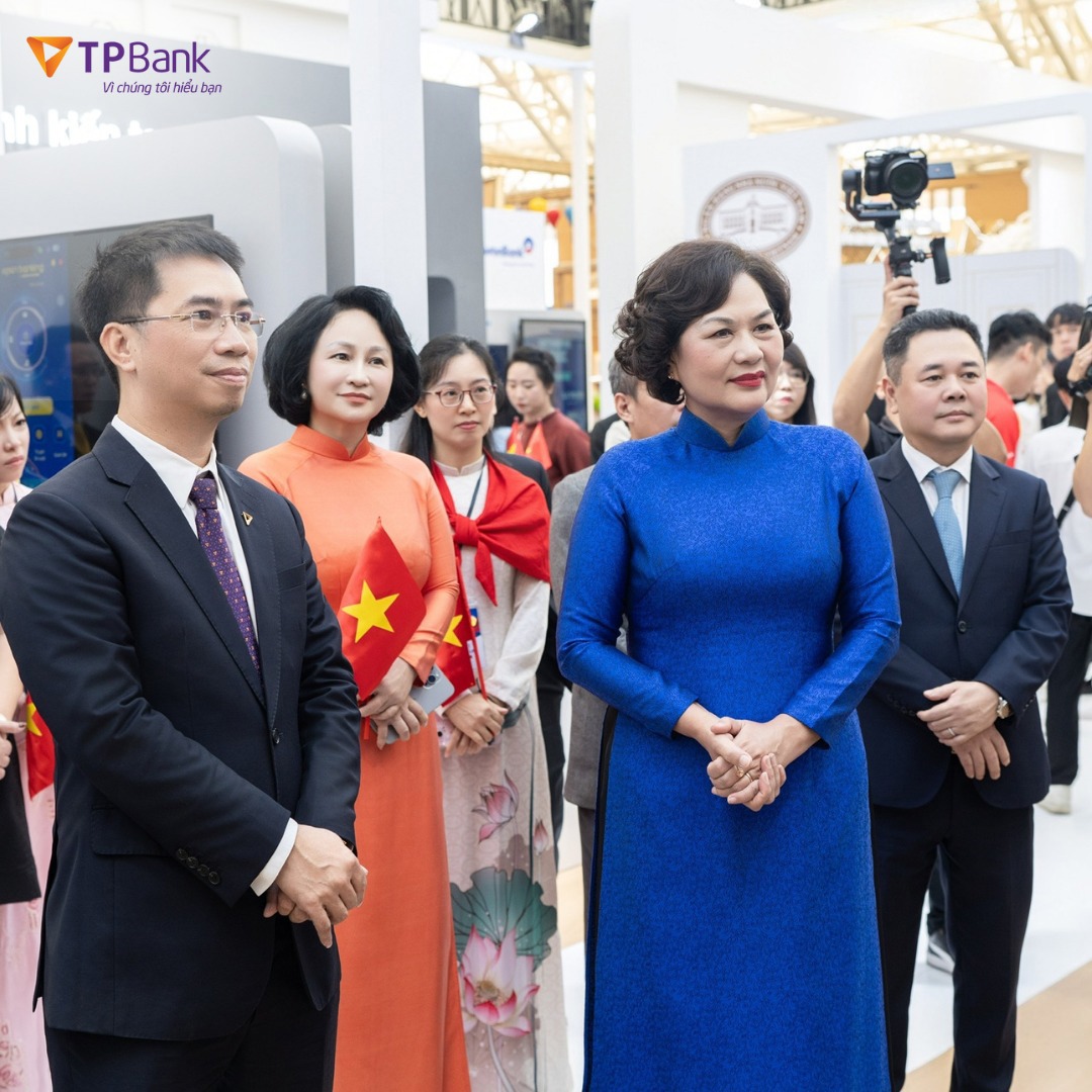 Thống đốc Ngân hàng Nhà nước Nguyễn Thị Hồng tham quan gian hàng triển lãm của TPBank.