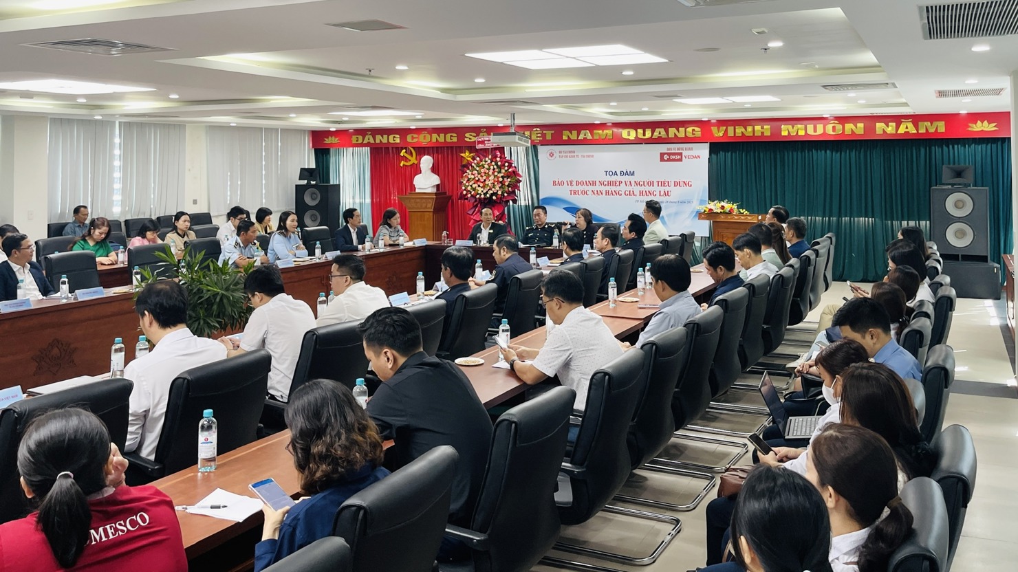 Tọa đàm thu hút sự tham gia đông đảo đại biểu là chuyên gia, cơ quan quản lý, hiệp hội doanh nghiệp, doanh nghiệp và báo chí tham dự